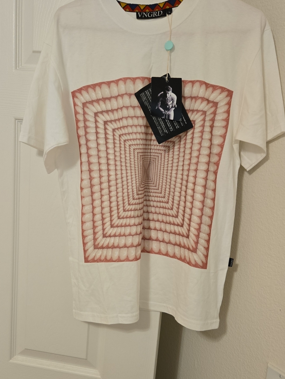 Vngrd Mens White Graphic Tee with Red Optical Print Size M NWT